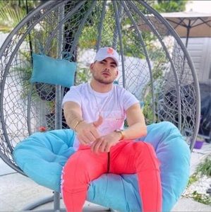 Meet your Posher, Cesar